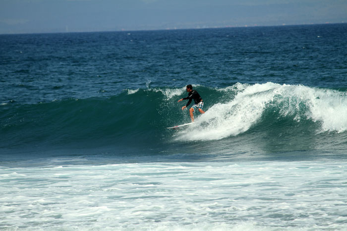 keramas surfing beach